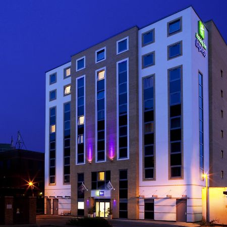 Holiday Inn Express London - Watford Junction By Ihg Екстериор снимка