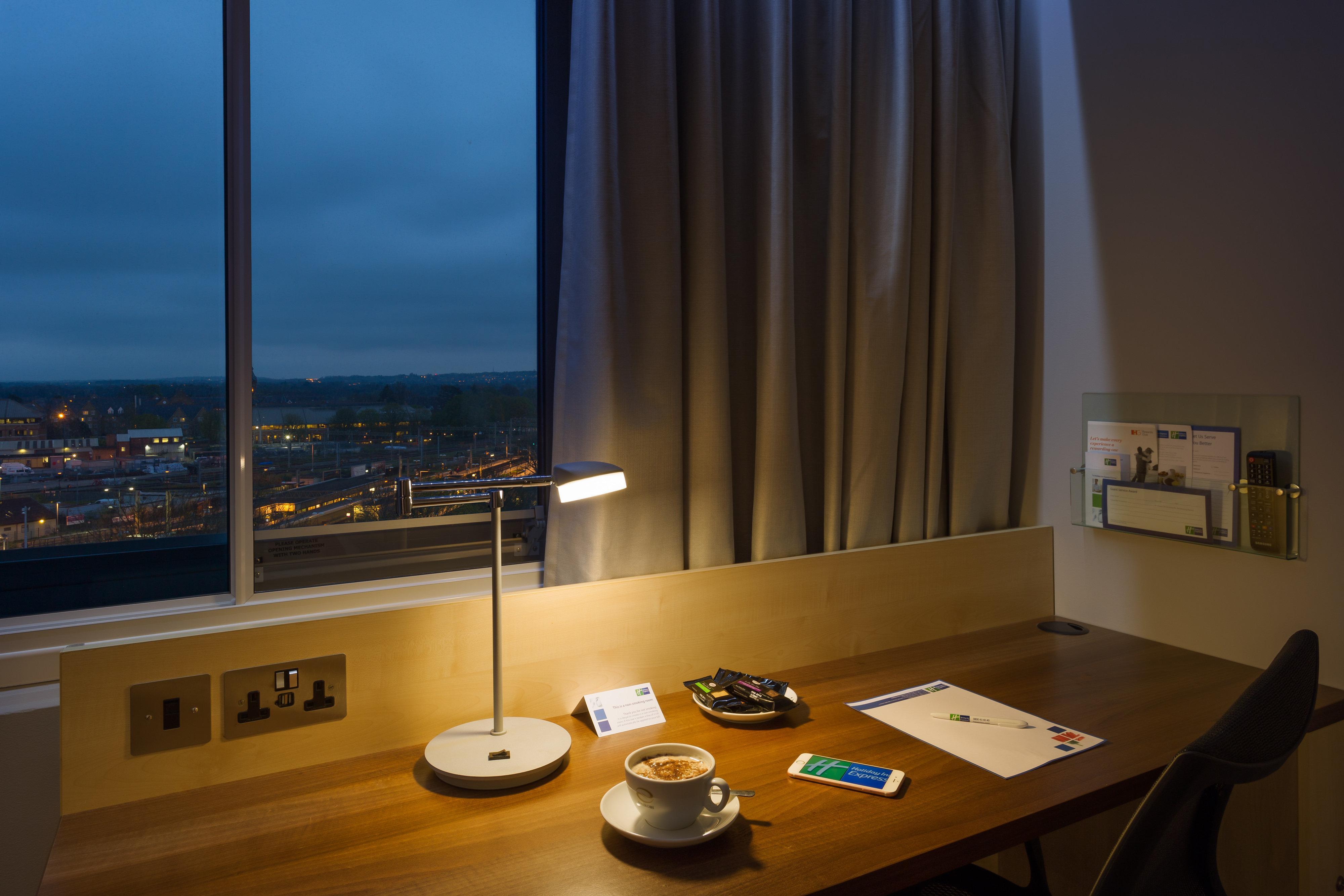 Holiday Inn Express London - Watford Junction By Ihg Стая снимка