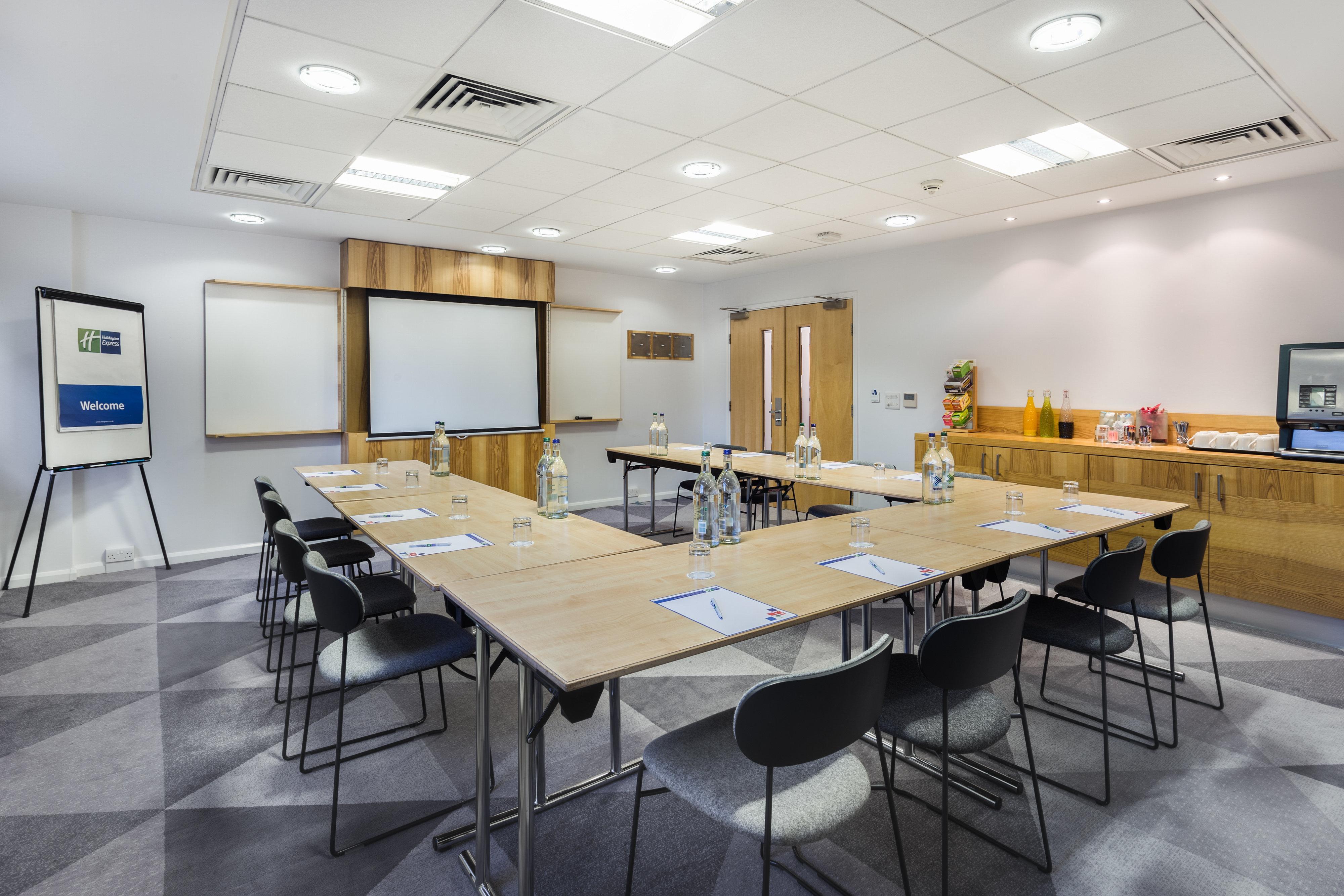 Holiday Inn Express London - Watford Junction By Ihg Екстериор снимка